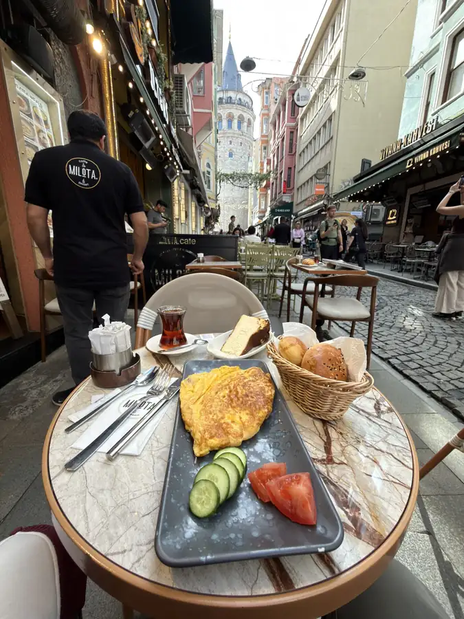 Breakfast near Galata, photographed by Jeremy